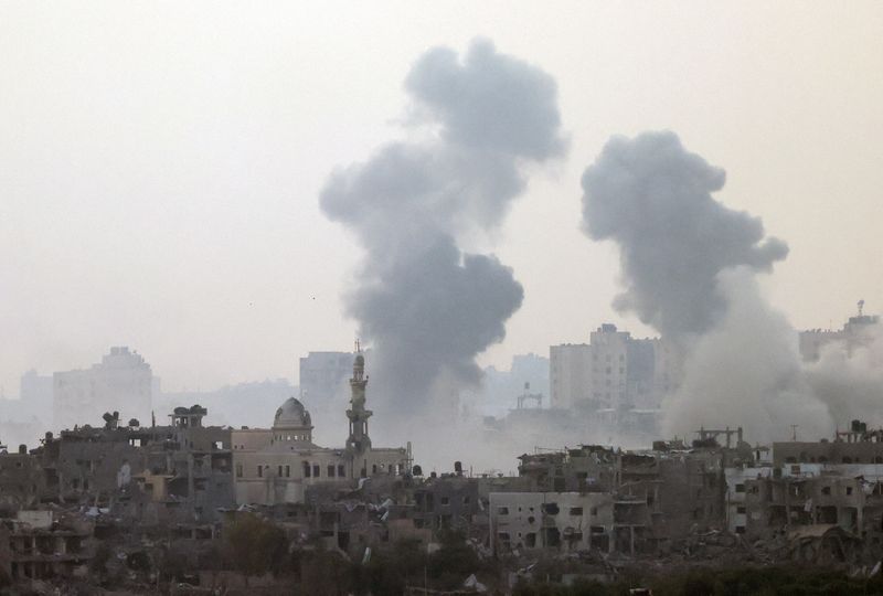 &copy; Reuters. دخان يتصاعد بعد قصف إسرائيلي على غزة كما شوهد من سديروت جنوب إسرائيل يوم 24 أكتوبر تشرين الأول 2023. تصوير: فيوليتا سانتوس مورا - رويترز.