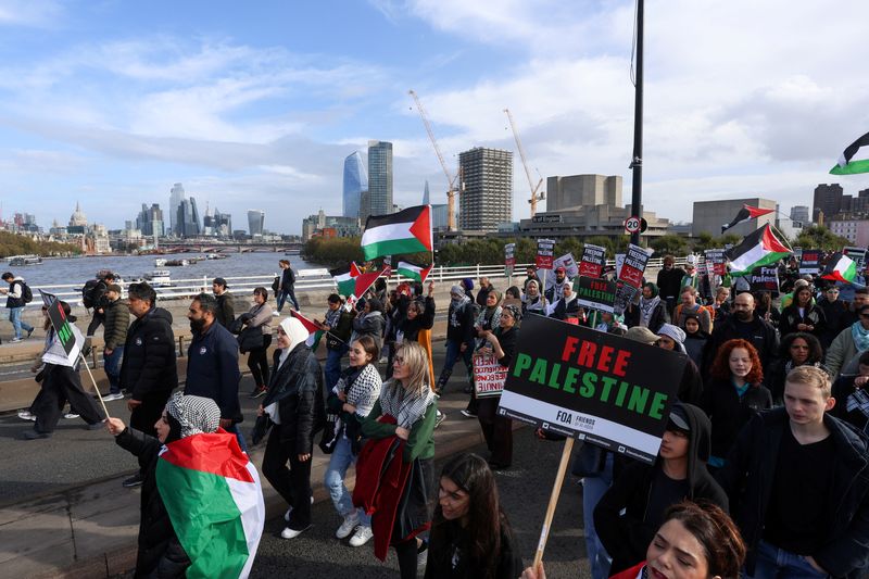 &copy; Reuters. متظاهرون يحتجون في لندن تضامنا مع الفلسطينيين في غزة وسط استمرار الصراع بين إسرائيل وحركة المقاومة الإسلامية (حماس) يوم السبت. تصوير: سوزانا
