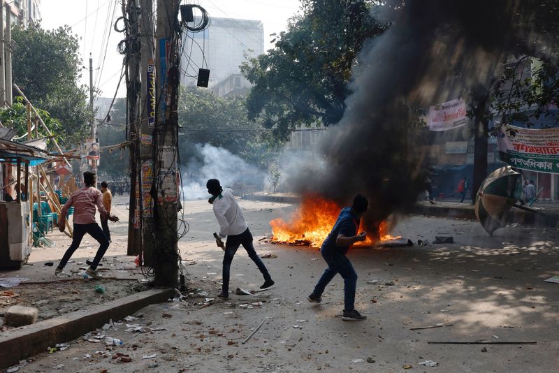 &copy; Reuters. Des manifestants du Parti nationaliste du Bangladesh (BNP) lancent des projectiles en direction de policiers à Dhaka, au Bangladesh. /Photo prise le 28 octobre 2023/REUTERS/Mohammad Ponir Hossain  