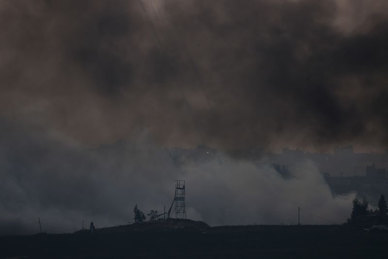© Reuters. منظر عام لأدخنة تتصاعد في سماء غزة على الحدود بين غزة وإسرائيل يوم السبت. تصوير: عامير كوهين - رويترز. 