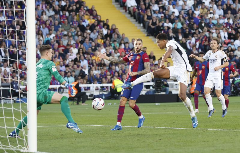 &copy; Reuters. Jude Bellingham marca el segundo gol del Real Madrid ante el FC Barcelona en el clásico de LaLiga del fútbol español disputado en el Estadi Olimpic Lluis Companys de Barcelona, España. 28 de octubre, 2023. REUTERS/Albert Gea