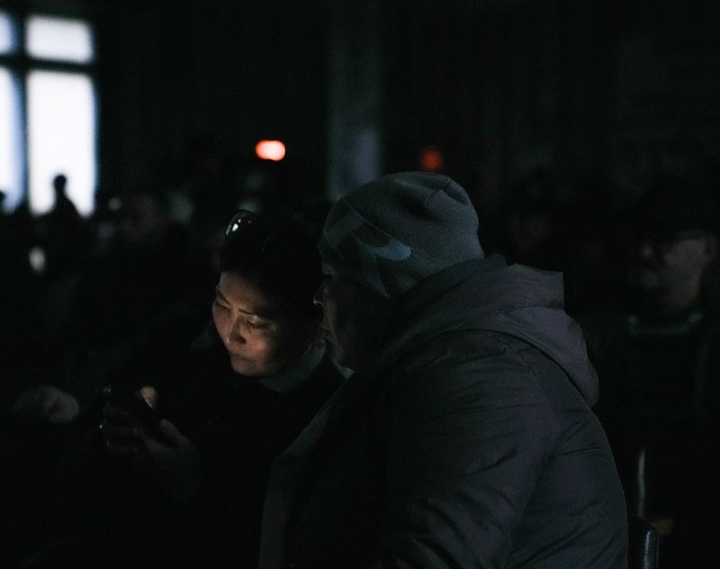 © Reuters. Relatives of miners gather at the Kostenko coal mine operated by ArcelorMittal Temirtau during a power outrage, as a rescue operation continues following a mine fire, in Karaganda, Kazakhstan October 28, 2023. REUTERS/Stringer