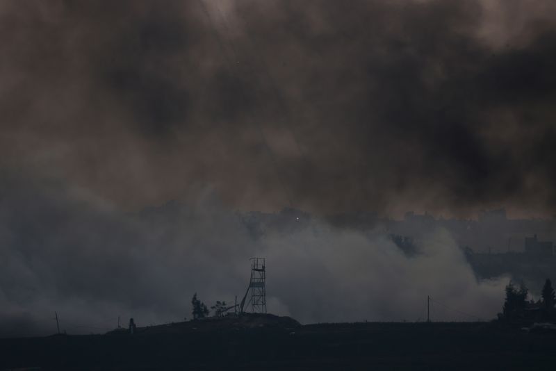 &copy; Reuters. أدخنة تتصاعد في سماء غزة مع استمرار الصراع على الحدود بين إسرائيل وغزة يوم السبت. تصوير: عامير كوهين - رويترز.