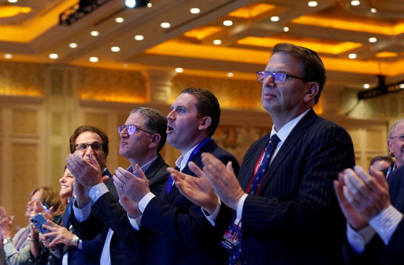 © Reuters. People applaud as Republican U.S. presidential candidate and former U.S. President Donald Trump arrives to speak during the Republican Jewish Coalition Annual Leadership Summit in Las Vegas, Nevada, U.S. October 28, 2023. REUTERS/Steve Marcus