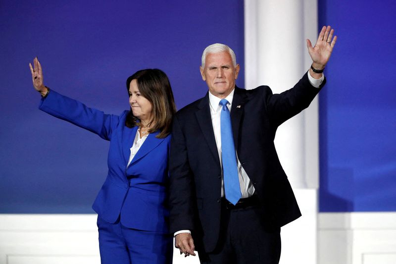 © Reuters. Former U.S. Vice President Mike Pence waves with his wife Karen as he leaves the stage after announcing he is withdrawing from the presidential campaign, during the Republican Jewish Coalition Annual Leadership Summit in Las Vegas, Nevada, U.S. October 28, 2023. REUTERS/Steve Marcus