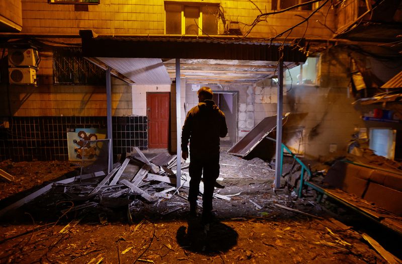 &copy; Reuters. Una vista muestra una entrada de un edificio residencial de varios pisos dañado en un bombardeo reciente en el curso del conflicto entre Rusia y Ucrania en Donetsk, Ucrania controlada por Rusia, 26 de octubre de 2023. REUTERS/Alexander Ermochenko