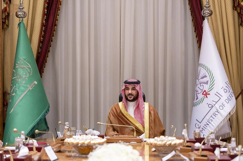 &copy; Reuters. وزير الدفاع السعودي الأمير خالد بن سلمان خلال اجتماع في الرياض بصورة من أرشيف رويترز.
