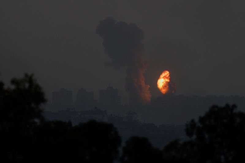 &copy; Reuters. دخان يتصاعد فوق غزة يظهر من الحدود الإسرائيلية مع غزة يوم السبت. تصوير: عامير كوهين - رويترز.
