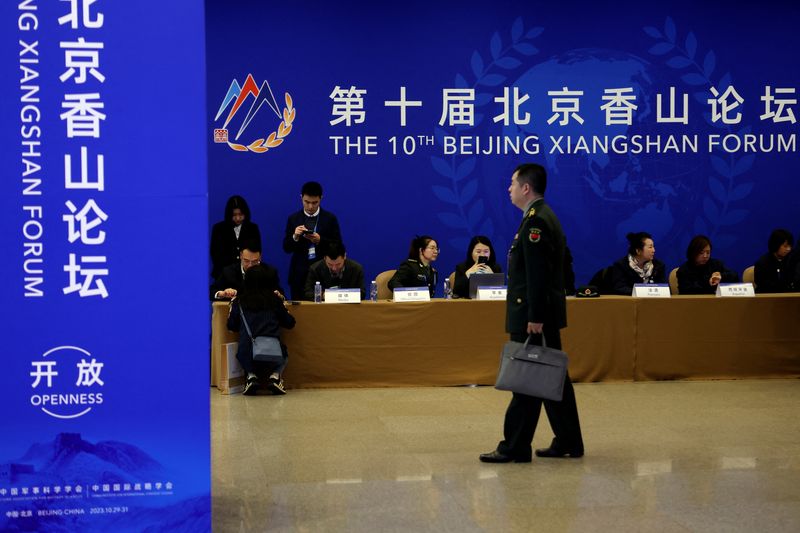 &copy; Reuters. أفراد بالجيش الصيني يحضرون منتدى شيانغشان في بكين يوم الأحد. تصوير: فلورنس لو - رويترز.