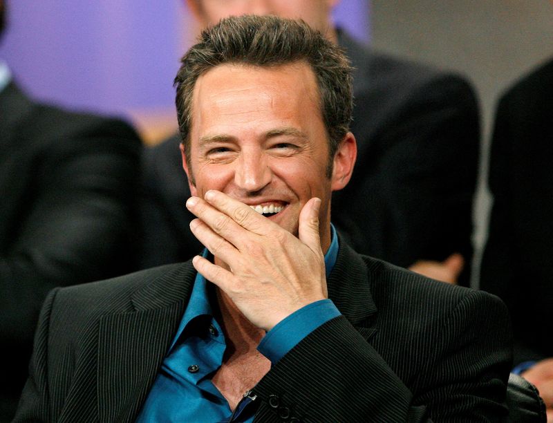© Reuters. FILE PHOTO: Cast member Matthew Perry smiles at the panel for the NBC television series 