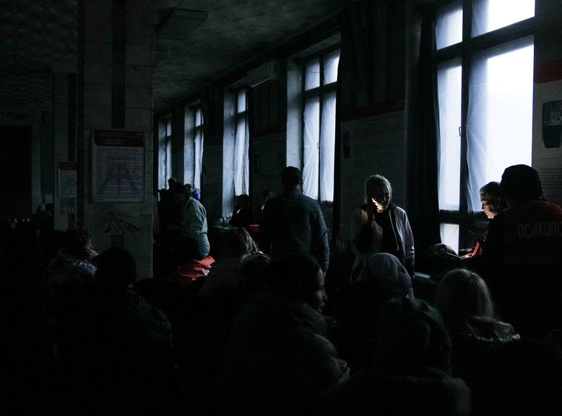 &copy; Reuters. Relatives of miners gather at the Kostenko coal mine operated by ArcelorMittal Temirtau during a power outage, as a rescue operation continues following a mine fire, in Karaganda, Kazakhstan October 28, 2023. REUTERS/Stringer