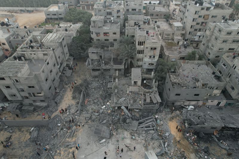 &copy; Reuters. منظر لحطام مسجد ومنازل دُمرت في غارات إسرائيلية بوسط قطاع غزة يوم الأحد. تصوير: محمد فايق أبو مصطفى - رويترز.