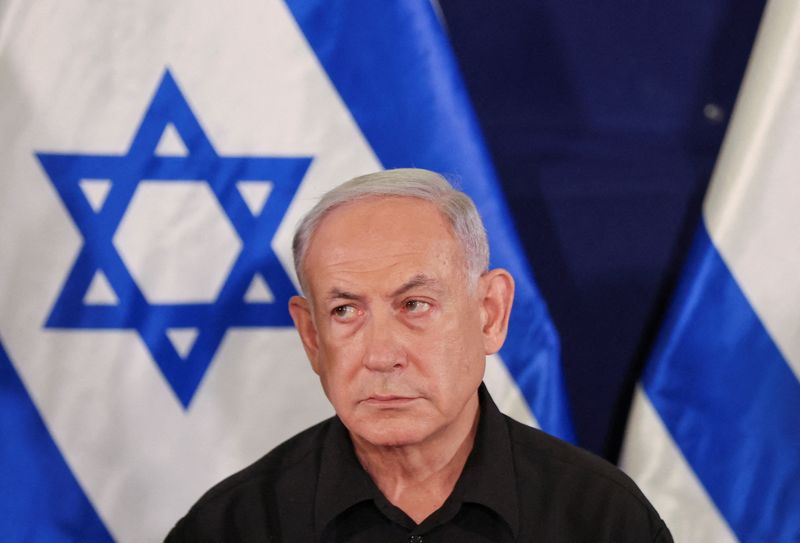 &copy; Reuters. Israeli prime minister Benjamin Netanyahu during a press conference with defense minister Yoav Gallant and Cabinet minister Benny Gantz  in the Kirya military base in Tel Aviv , Israel , 28 October  2023.    ABIR SULTAN POOL/Pool via REUTERS