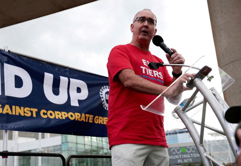 © Reuters. FILE PHOTO: United Auto Workers President Shawn Fain addresses the audience during a rally in support of striking UAW members in Detroit, Michigan, U.S., September 15, 2023.  REUTERS/Rebecca Cook/File Photo