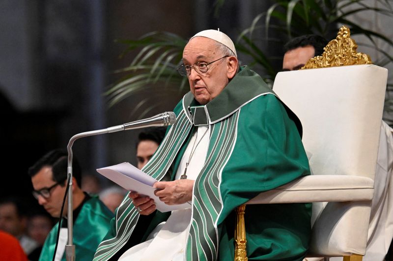 &copy; Reuters. El papa Francisco habla durante la Misa de clausura al final del Sínodo de los Obispos en la Basílica de San Pedro en el Vaticano, 29 de octubre de 2023. Vatican Media/Handout via REUTERS