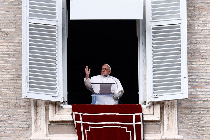 © Reuters. بابا الفاتيكان البابا فرنسيس يؤدي الصلاة من نافذته في الفاتيكان يوم الأحد. تصوير: يارا ناردي - رويترز.