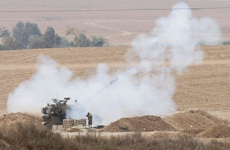 © Reuters. وحدة مدفعية إسرائيلية تطلق النيران من الجانب الإسرائيلي على الحدود مع غزة إلى داخل القطاع يوم الأحد. تصوير: إيفلين هوكستين - رويترز. 