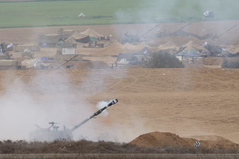&copy; Reuters. Une unité d'artillerie israélienne tire du côté israélien de la frontière entre Israël et Gaza, alors que le conflit entre Israël et le groupe islamiste palestinien Hamas se poursuit, près de la frontière entre Israël et Gaza, en Israël. /Phot