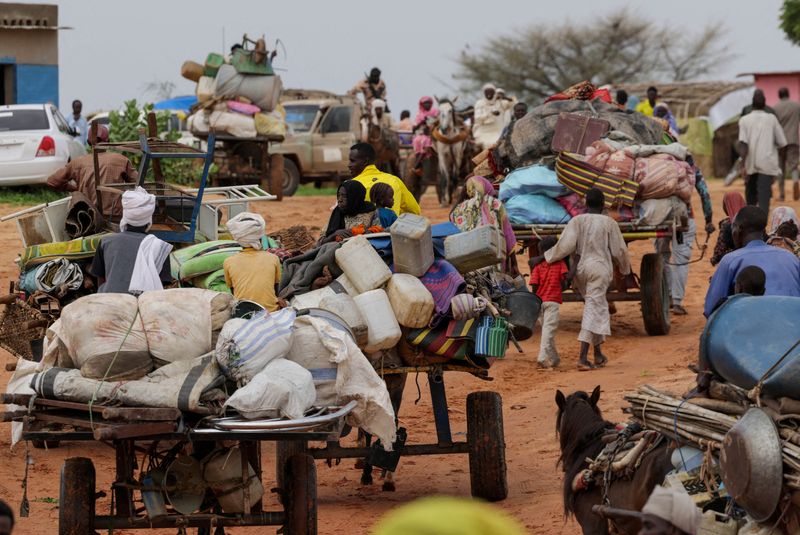 © Reuters. سودانيون فروا من الصراع في منطقة دارفور ينقلون أمتعتهم على متن عربات لعبور الحدود بين السودان وتشاد يوم الرابع من أغسطس آب 2023. تصوير: زهرة بن سمرة - رويترز.