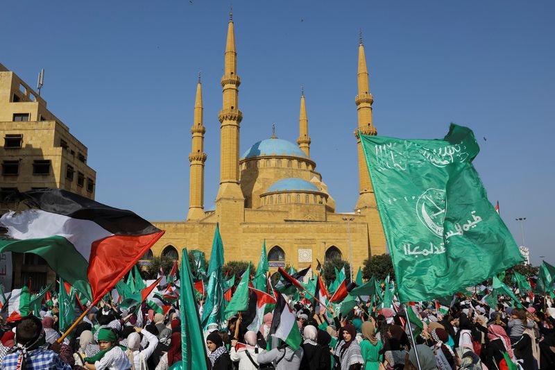 &copy; Reuters. مؤيدون لجماعة حماس الإسلامية يتظاهرون تضامنا مع غزة في بيروت يوم الأحد. تصوير: عمرو الفقي - رويترز. 