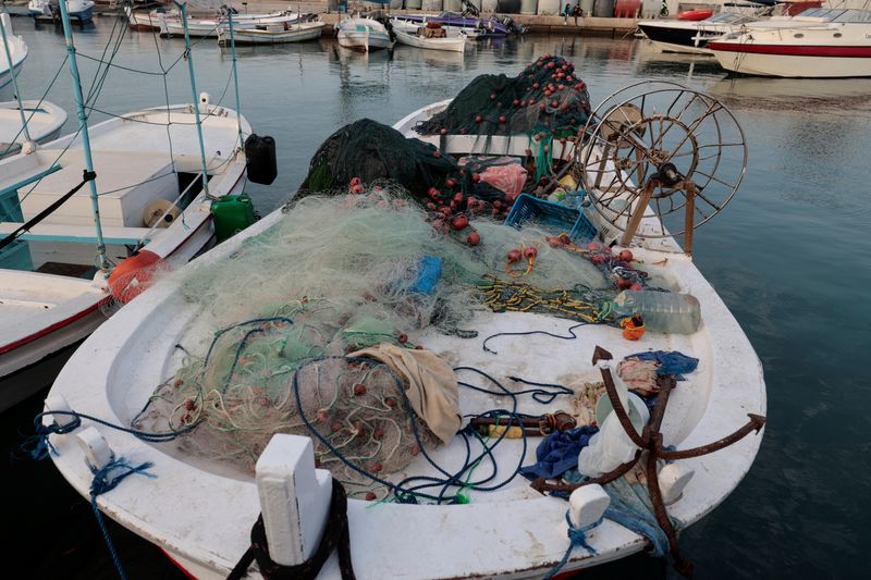 &copy; Reuters. قارب محمل بشباك الصيد يرسو في ميناء صور بلبنان يوم السبت. تصوير: زهرة بن سمرة - رويترز.