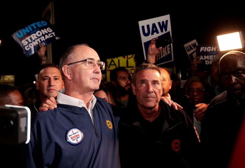 &copy; Reuters. United Auto Workers union President Shawn Fain joins UAW members who are on a strike, on the picket line at the Ford Michigan Assembly Plant in Wayne, Michigan, U.S., September 15, 2023.  REUTERS/Rebecca Cook