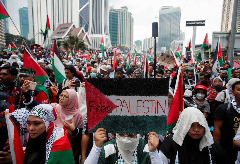 &copy; Reuters. Un manifestant tient une pancarte peinte avec le drapeau palestinien et le slogan "Free PALESTIN" lors d'une manifestation devant l'ambassade américaine en soutien aux Palestiniens de Gaza à Kuala Lumpur, en Malaisie. /Photo prise le 28 octobre 2023/REU