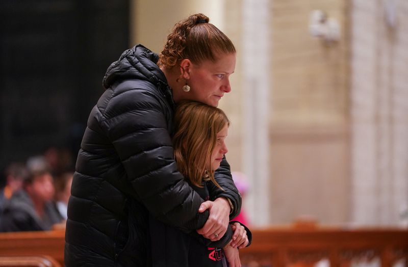 © Reuters. Mourners take part in a vigil for the victims of the deadly mass shooting, in Lewiston, Maine, U.S., October 29, 2023. REUTERS/Kevin Lamarque