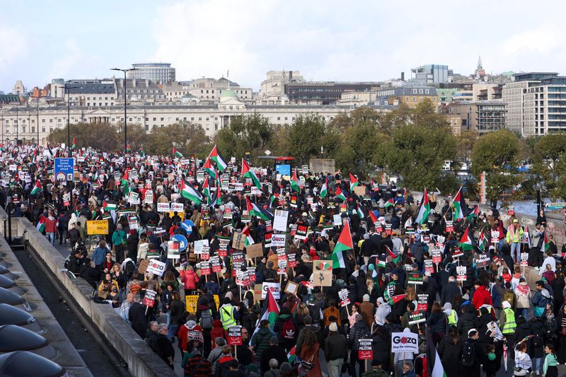 &copy; Reuters. イスラエルによるガザ攻撃に抗議するデモが２８日、欧州や中東、アジアの各都市で行われた。写真は１０月２８日、英ロンドンで撮影（２０２３年　ロイタ/Susannah Ireland）