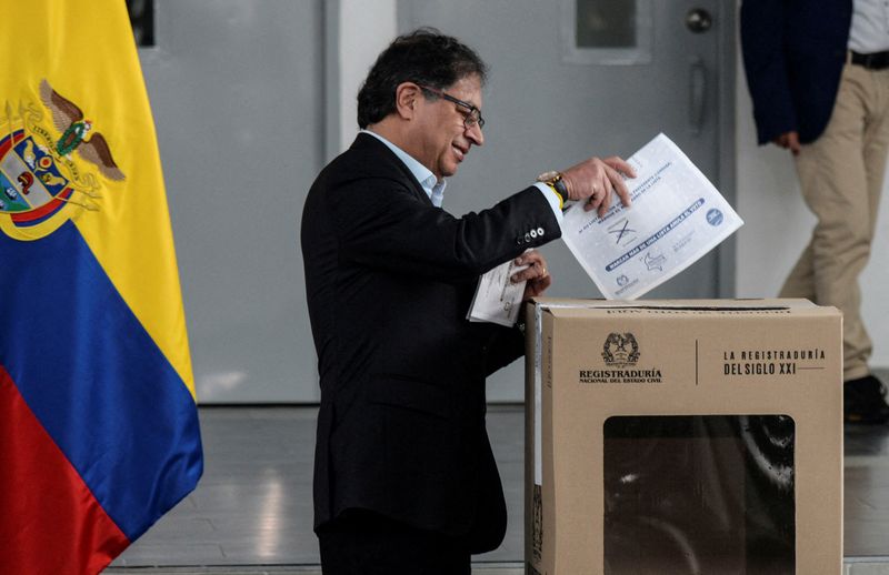 &copy; Reuters. Colombian President Gustavo Petro casts his vote during the elections for governors, regional lawmakers and mayors, in Bogota, Colombia October 29, 2023. REUTERS/Vannessa Jimenez