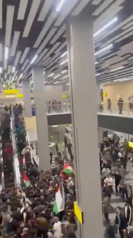 &copy; Reuters. Pro-Palestinian protesters storm an airport building, in Makhachkala, Russia, October 29, 2023, in this screengrab taken from a video obtained by Reuters. Video Obtained by Reuters/via REUTERS  THIS IMAGE HAS BEEN SUPPLIED BY A THIRD PARTY. MANDATORY CRED