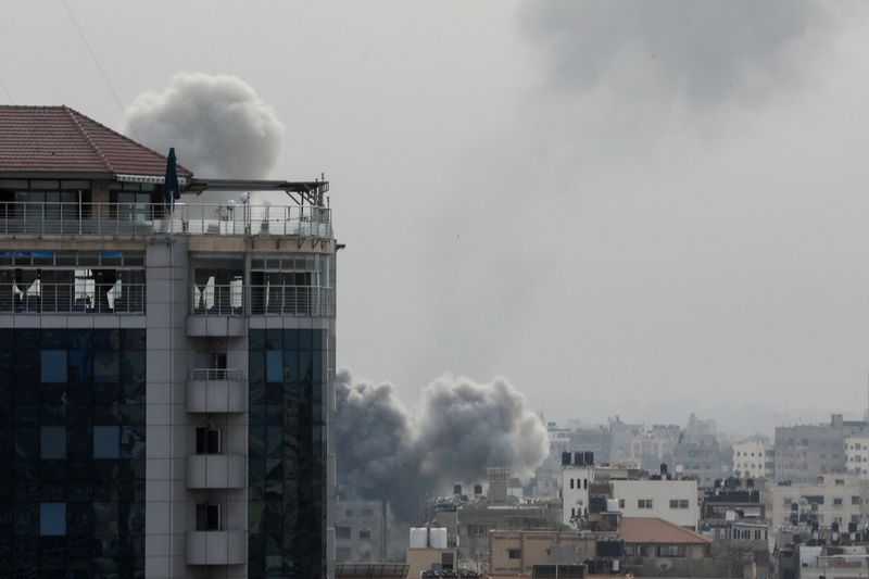 &copy; Reuters. أعمدة الدخان تتصاعد في سماء قطاع غزة من مواقع استهدفها قصف إسرائيلي يوم الأحد. تصوير: ياسر قديح - رويترز 