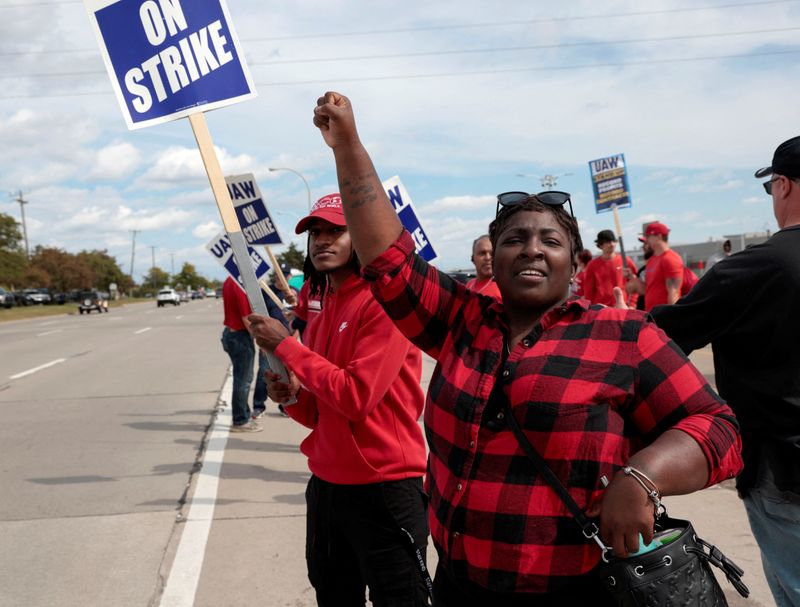 &copy; Reuters. FILE PHOTO: Striking United Auto Workers member Candis Holmes pickets outside the Ford Michigan Assembly Plant in Wayne, Michigan U.S., September 19, 2023. REUTERS/Rebecca Cook/File Photo