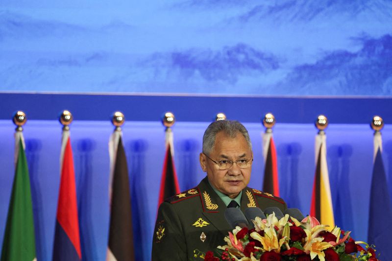 &copy; Reuters. ロシアのショイグ国防相は中国・北京で開催中の安全保障会議「香山フォーラム」で、西側はウクライナ紛争をアジア太平洋地域に拡大しようとしていると述べた。写真はショイグ国防相。