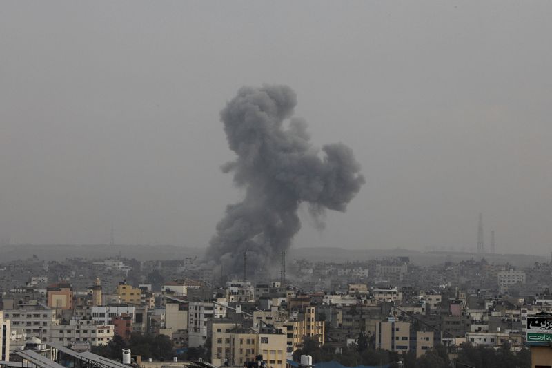 &copy; Reuters. Smoke rises during Israeli strikes, amid the ongoing conflict between Israel and Palestinian Islamist group Hamas, in Gaza City, October 29, 2023. REUTERS/Yasser Qudih