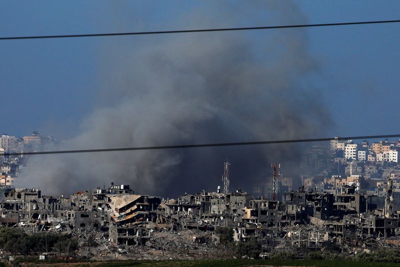 © Reuters. سحب من الدخان الكثيف تتصاعد فوق غزة يوم الاثنين كما شوهدت من الجانب الإسرائيلي من الحدود مع القطاع . تصوير : إيفيلين هوكستين - رويترز .    
