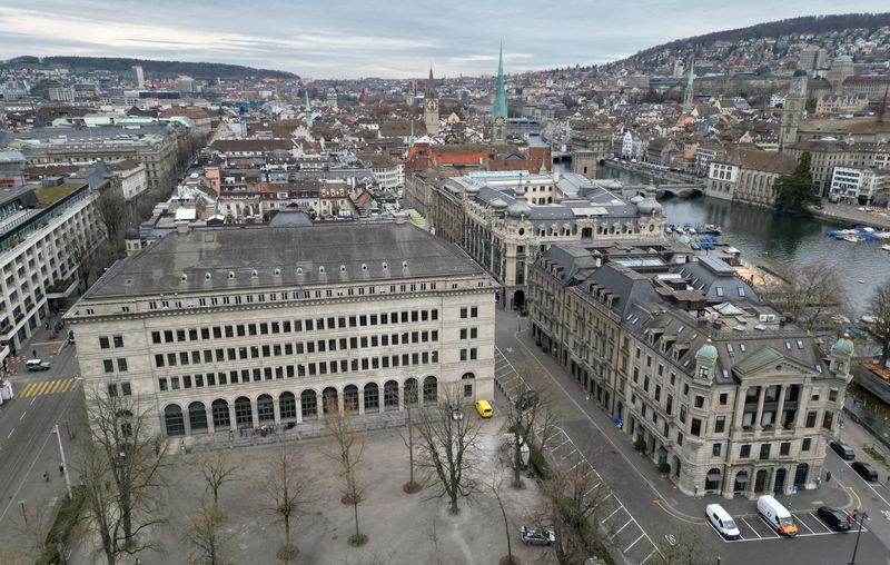 &copy; Reuters. Photo d'archives du bâtiment de la Banque nationale suisse (BNS), vu près de la rivière Limmat à Zurich, en Suisse. /Photo prise le 23 mars 2023/REUTERS/Denis Balibouse