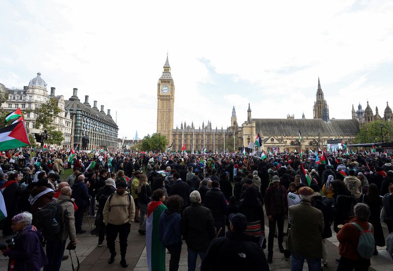 © Reuters. متظاهرون يحتجون تضامنا مع الفلسطينيين في غزة في ظل استمرار الصراع بين إسرائيل وحركة المقاومة الإسلامية (حماس) في لندن يوم 28 أكتوبر تشرين الأول 2023. تصوير: سوزانا إيرلند - رويترز.