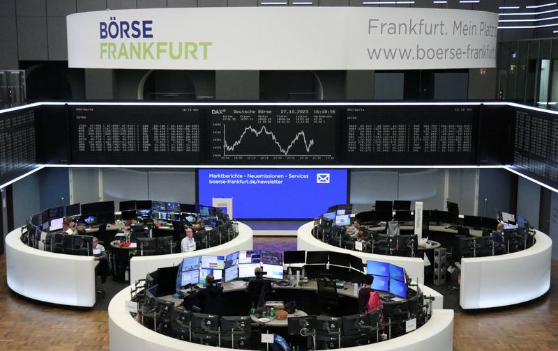 &copy; Reuters. شاشات إلكترونية تعرض حركة تداول الأسهم على مؤشر داكس الألماني ببورصة فرانكفورت في يوم 27 أكتوبر تشرين الأول 2023 . تصوير : رويترز . 
