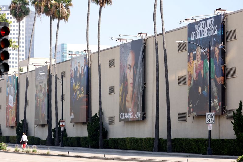 &copy; Reuters. A biker goes by Warner Bros. Studios the day after the Writers Guild of America (WGA) announced it reached a preliminary labor agreement with major studios in Burbank, California, U.S., September 25, 2023. REUTERS/Mario Anzuoni