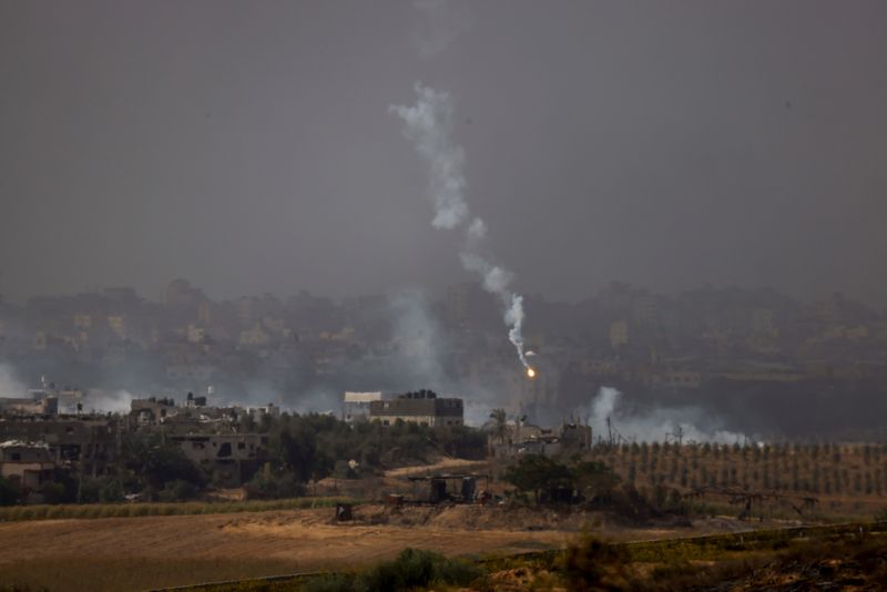 &copy; Reuters. Fumaça na cidade palestina de Beit Hanoun
 30/10/2023   REUTERS/Amir Cohen