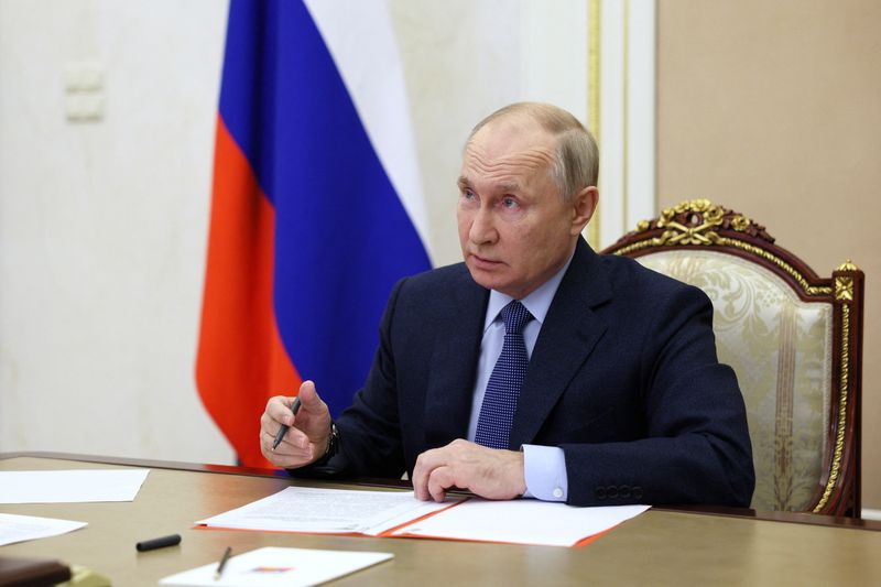&copy; Reuters. الرئيس الروسي فلاديمير بوتين يترأس اجتماعا عبر تقنية الفيديو مع أعضاء مجلس الأمن القومي الروسي بينما يجلس في مكتبه بالكرملين في يوم 27 أكتوب