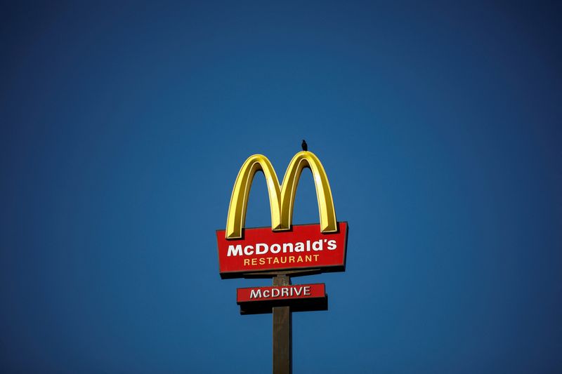 © Reuters. FILE PHOTO: The McDonald's company logo stands on a sign outside a restaurant in Bretigny-sur-Orge, near Paris, France, July 30, 2020. REUTERS/Benoit Tessier/File Photo