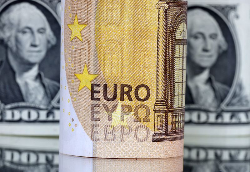 &copy; Reuters. Banconote di dollari e di euro. 17 luglio 2022.  REUTERS/Dado Ruvic/Illustration/File Photo