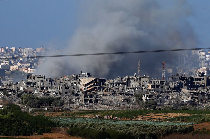 &copy; Reuters. دخان يتصاعد فوق غزة كما شوهد من جنوب إسرائيل على الحدود الإسرائيلية مع غزة يوم الاثنين. تصوير: إيفلين هوكستين - رويترز. 
