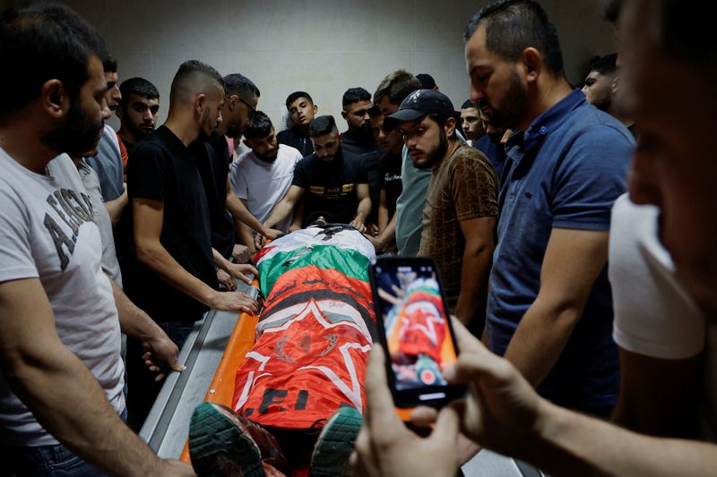 &copy; Reuters. مشيعون يقفون داخل مستشفى في توباس حول جثمان شاب فلسطيني قتل خلال اشتباكات مع القوات الإسرائيلية في الضفة الغربية يوم الأحد . تصوير : رنين صوا