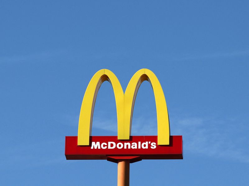 &copy; Reuters. FOTO DE ARCHIVO. Un cartel de la cadena estadounidense de restaurantes de comida rápida McDonald's frente a uno de sus restaurantes en Sint-Pieters-Leeuw, cerca de Bruselas, Bélgica. 5 de septiembre de 2023. REUTERS/Yves Herman