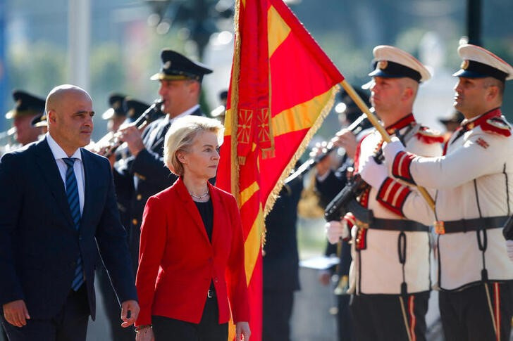 © Reuters. European Commission President Ursula von der Leyen and North Macedonian Prime Minister Dimitar Kovacevski attend a welcome ceremony, during European Commission President's visit, in Skopje, North Macedonia October 30, 2023. REUTERS/Ognen Teofilovski