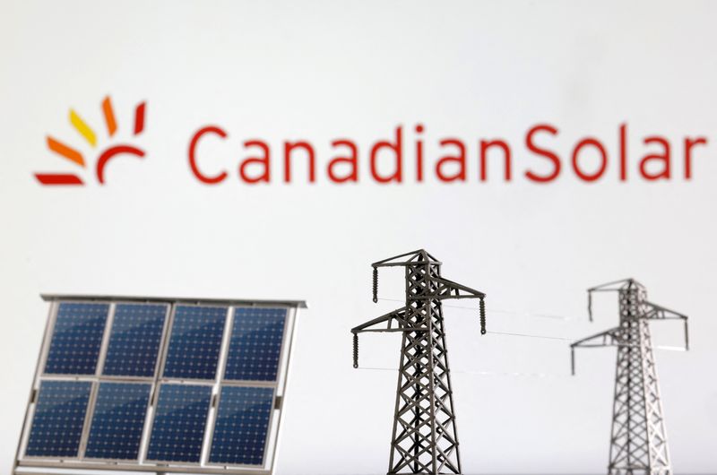 © Reuters. Miniatures of solar panel and electric pole are seen in front of Canadian Solar logo in this illustration taken January 17, 2023. REUTERS/Dado Ruvic/Illustration