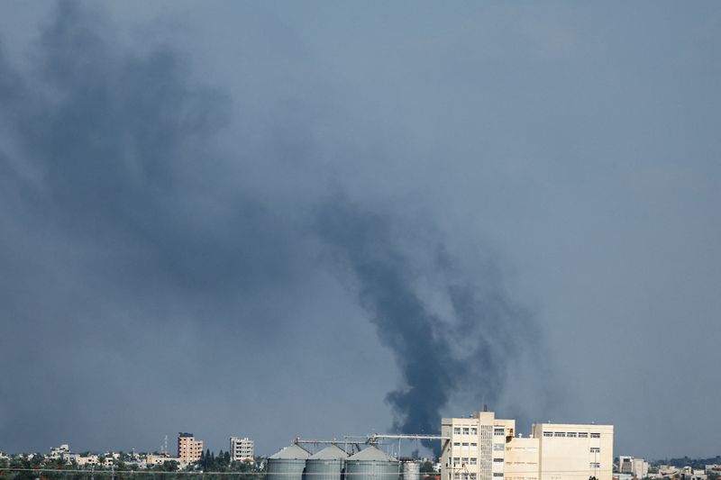 &copy; Reuters. Colonne di fumo sopra Khan Younis nella Striscia di Gaza. 30 ottobre 2023. REUTERS/Ibraheem Abu Mustafa